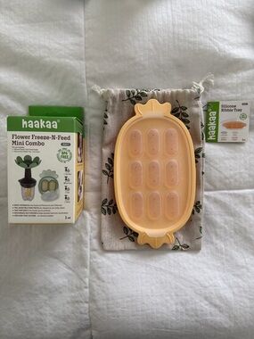 Haakaa Flower Teether/Feeder and Silicone Nibble Tray